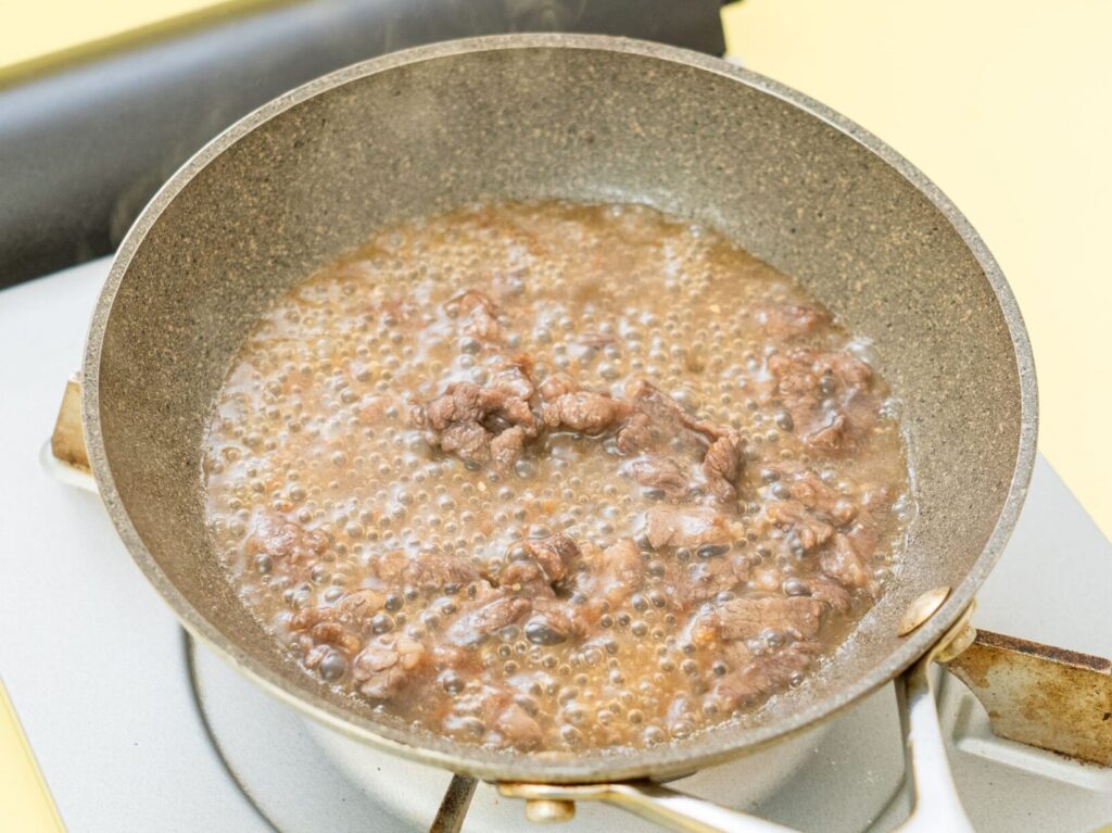 栄養おたくママがつくる離乳食レシピ▷@aika_wellnesslife ꕤ ꕤ ꕤ ꕤ ꕤ ꕤ ꕤ ꕤ ꕤ ꕤ ˗ ˏˋ 牛ひき肉で2品つくりおきˎˊ ˗ ・牛丼 ・ミートソース材料50mlx12個分 ・牛ひき肉 180g ・玉ねぎ 150g ・にんじん 150g ・だし汁 300ml・トマトペースト 18g ・醤油