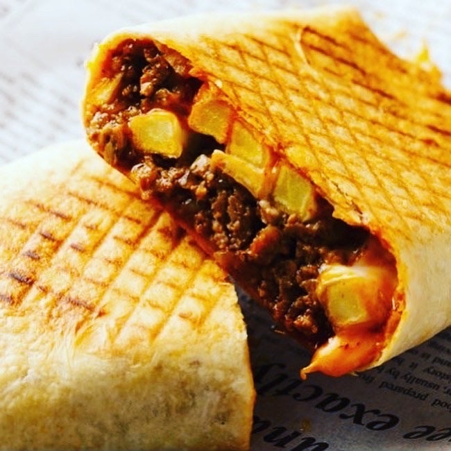 日本初フレンチタコスの店, → @bontacos758, 第２話, よく間違った解釈をされる方がいます, 「フレンチタコス」は,私が独自に考えた食べものではありません, フランスのローカルフードなのです, フランスのローカルフードといえば, 一番人気なのが「ケバブ」ですが、,これも意外と思う人も多いかもしれません, そして、フランスでは, ジャガイモが大量消費されていること🥔,