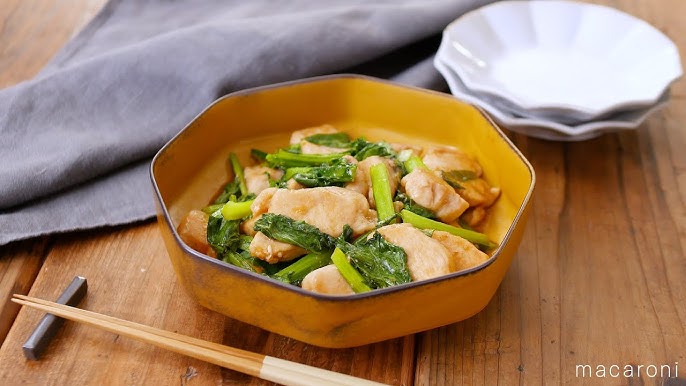 ごはんがすすむ鶏むねおかず🍚 今日は「鶏むねと小松菜のオイスター炒め」 鶏むねと小松菜でさっと1品！粉をまぶして炒めているので柔らかくて美味しいよ〜＾＾ 🍳レシピ概要 フライパンにごま油を入れ、 鶏むね肉に片栗粉をまぶし焼きます。 にんじん、小松菜も炒め