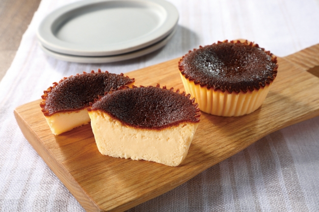 1月 季節のデコレーション バスクチーズとは違い低温でじっくり焼き上げた焼きチーズケーキ。 ほろっとした食感が特徴です。旬のいちごをゴロゴロのせてみました。 焼きチーズケーキ 15㎝・¥3000 税込¥3240お菓子で世界を幸せに白いくも菓子工房白いくも白い