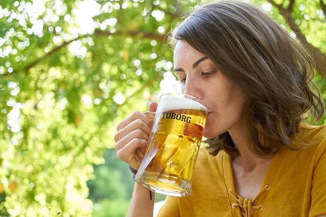 ビールを飲むほろ酔いの女性のイラスト素材115710949- PIXTA