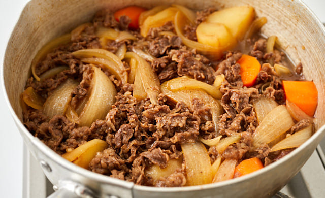 だしなし水なし「究極の肉じゃが」レシピ。調味料3つで驚きのおいしさ - macaroni