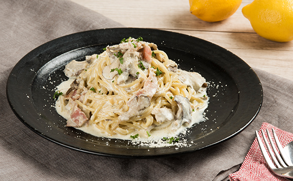 🍋🍯, 朝の目覚めスッキリ!, 「ハニーレモン白湯」をご紹介します。,材料1杯分 , ・お湯 ウォーターサーバー200ml,・はちみつ小さじ1, ・レモン果汁小さじ1, ・カットレモンお好みで,作り方 , 1.レモンを輪切りする。,2.レモン果汁とはちみつをカップに入れ、, 白湯を入れて混ぜ合わせる。, 3.レモンを添えて完成♪,