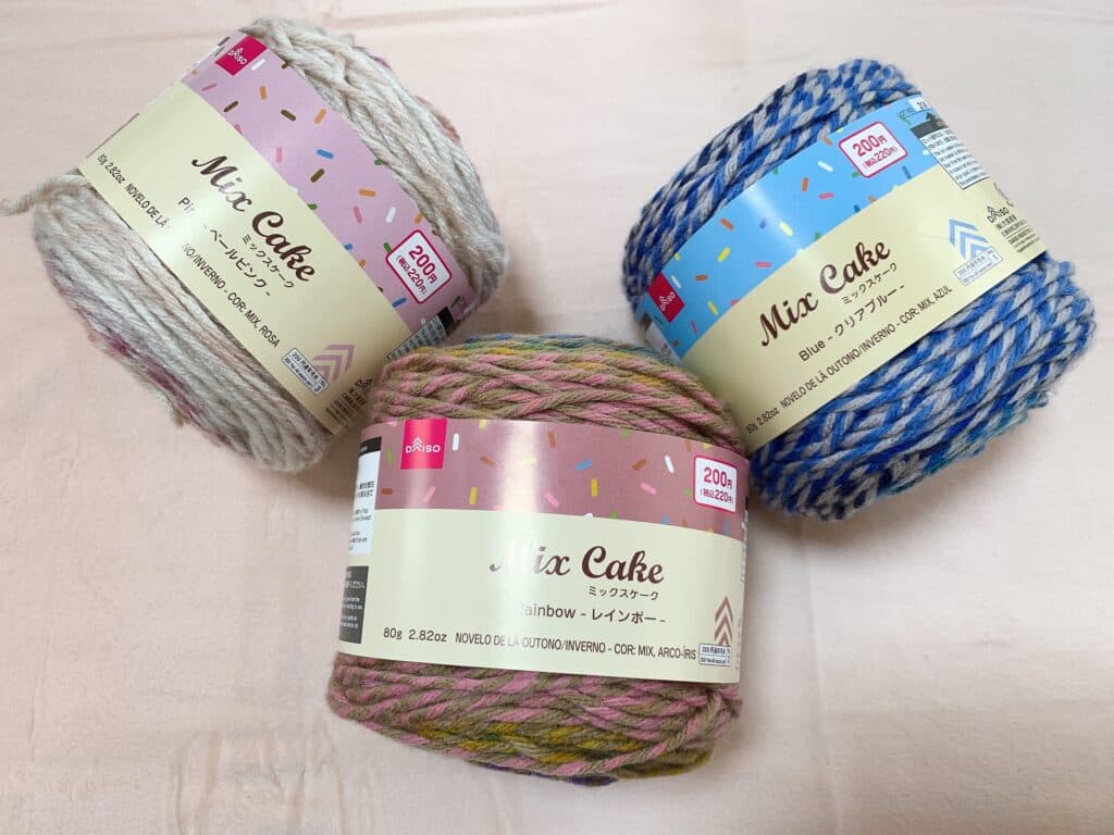 ダイソー毛糸のミックスケーク♪ とっても可愛い❤️ ペールピンクが人気ですね! 「ホタルアミキッズ ミックスケーク 」でググるか、Youtubeで検索すると、作品が見れます。動画では編み方解説もしています♪ダイソー毛糸ミックスケークミックスケークペールピンク