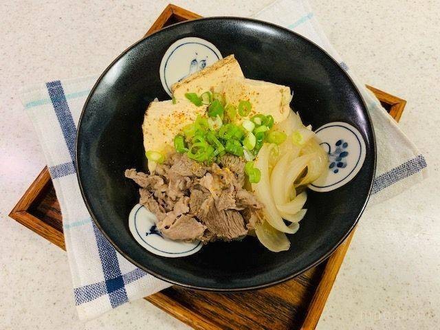 めんつゆで簡単！肉豆腐参考1人当たり単価 213円 調味料除く1人当たりカロリー 446kcal 1人当たり塩分 1.9g 所要時間15分材料 2名分木綿豆腐 1丁 300g豚肉バラ 150g 白菜 150g 玉ねぎ 1 2個 100gめんつゆ 3倍濃縮大さじ2水 100ml手順1.木綿