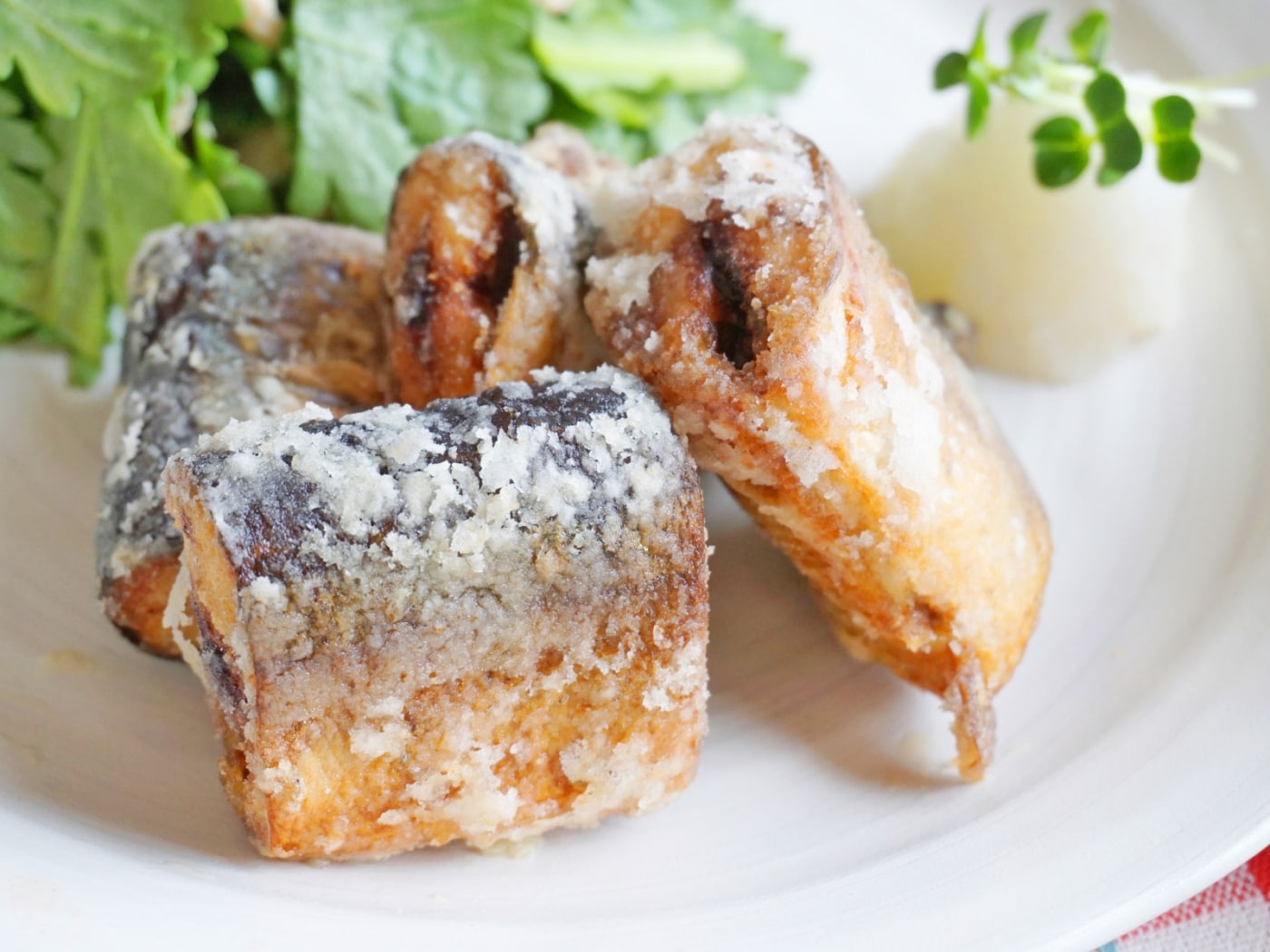 ariko shima miyajima新玉ねぎがあるので、ざくろ風のトマトサラダに。たっぷりの新玉ねぎにセロリとパセリを。ドレッシング は甘味をつけた和風ドレッシング。スプーンで救ってドレッシングごと食す。家族みんなが大好き。トマトサラダざくろ風トマトサラダ新