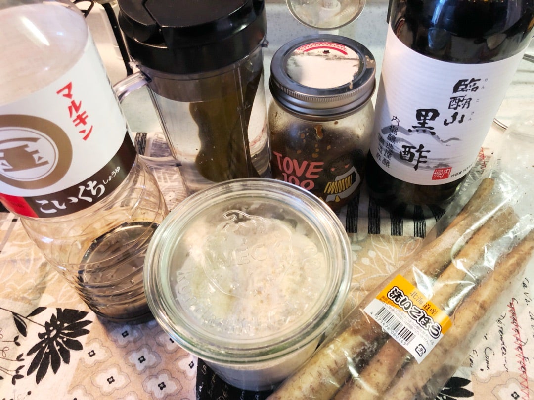 @namaratokachiya , @namaragohan , みなさんは夏場のごぼうは, どう保存していますか？？？,買ってきてほったらかし💦, 気がつくと , ⚪︎乾燥して干からびてる😱, ⚪︎髭根がボーボー😱, ⚪︎腐れてる😱, あるあるですよね？🤭,夏場のごぼうの保存方法をご紹介します💓, まとめ, 1️⃣土付きごぼう, 新聞紙➕ポリ袋, ⇨冷蔵庫に立てて1ヶ月保存が可能,