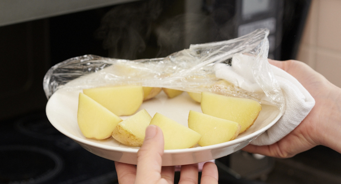 シェフ直伝 ジャーマンポテトのレシピ。じゃがいもはレンジより、水からゆでて焼くのが格段においしい！三越伊勢丹の食メディアFOODIE フーディー