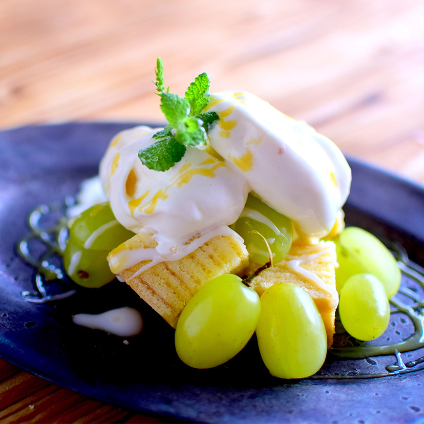 夏休みワークショップ第3弾のお知らせです❤️ 夏休み最後のワークショップは、 『バカンスパフェ』 くまが海にもぐったり 浜辺でまったりしたり夏をぎゅっと閉じ込めたパフェです☀️ ほほえみ雑貨店さんでは 店頭での予約がスタート！ ほほえみ雑貨店さんのインスタDM