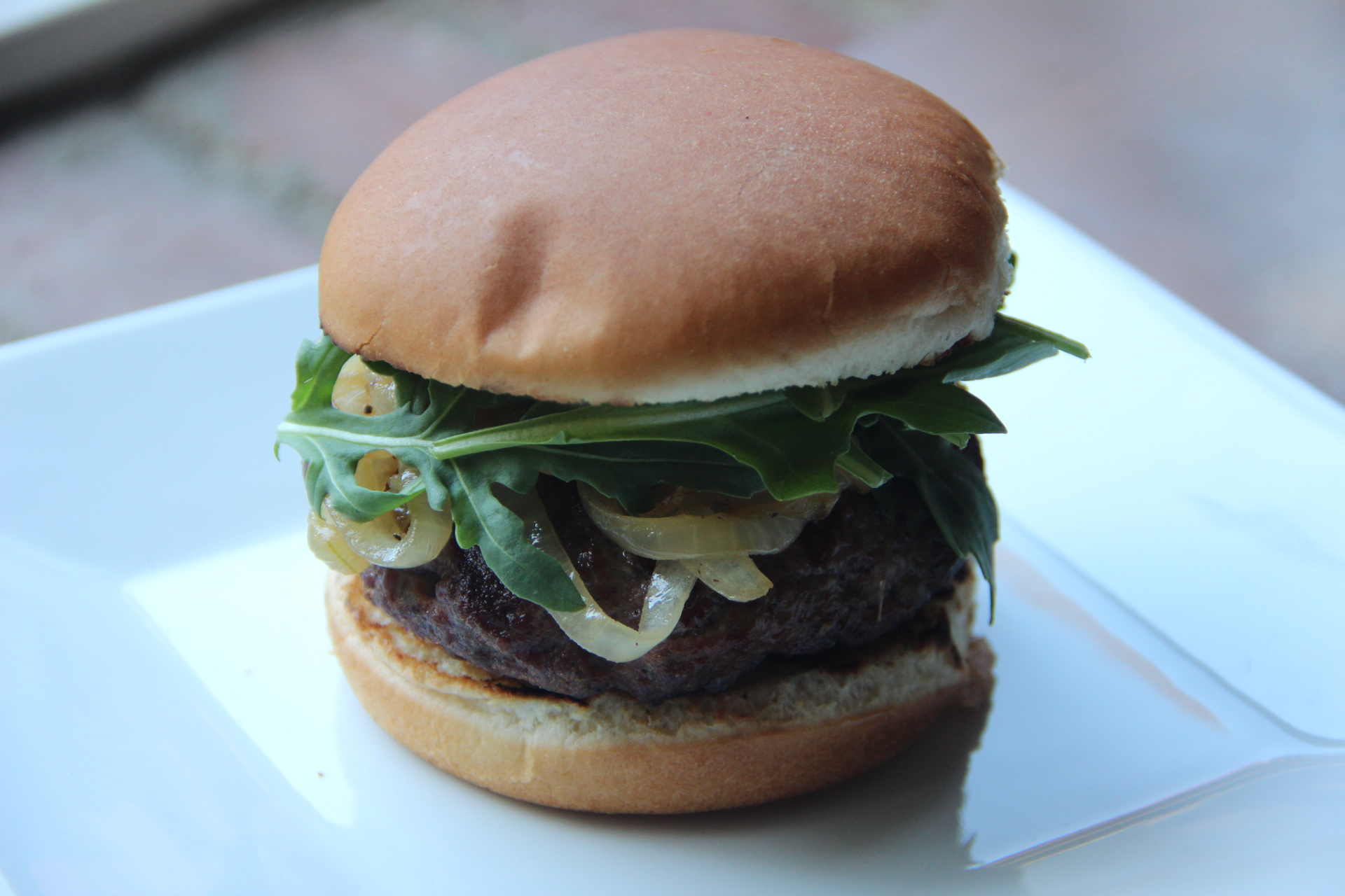 ピクルスたっぷりチーズバーガー🍔レタスの上にバーベキューソースをかけて パティとチーズをのせたら 最後に刻み玉ねぎとピクルスをたっぷりと🍔レタスの作り方を何度も調整して やっと少し本物に近づけたかな？🥬 基本は @hp_haus 先生の YouTube動画を参考にさせて