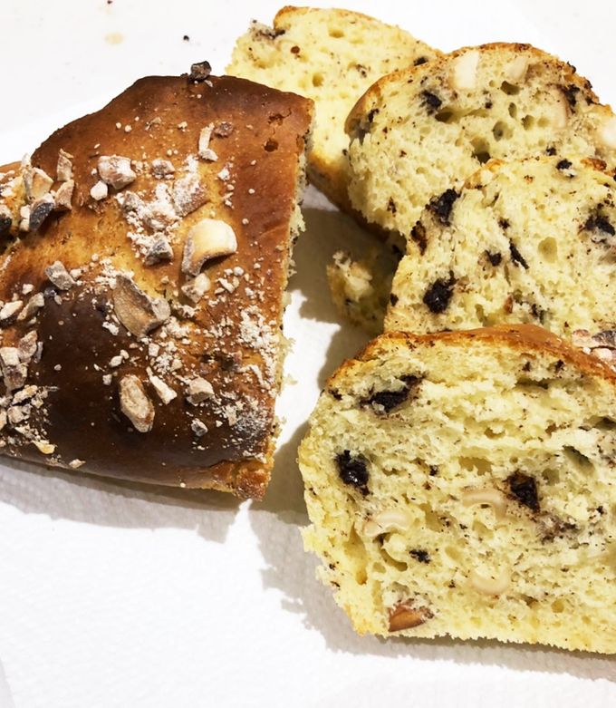 バナナとナッツのパウンドケーキ . 今回は ホットケーキミックス を 使ったレシピです〜材料 パウンド型1本分 バター 150g 卵 2個砂糖 40g バナナ 2本 ナッツ くるみやアーモンド、カシューナッツなどお好きに 120g ホットケーキミックス 200g .作り方①