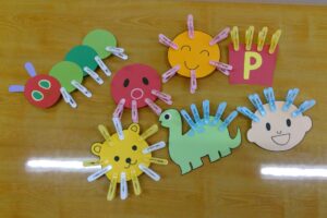 くれよん保育園所沢防衛医大洗濯バサミ遊び 初めて洗濯バサミ遊びをした、1歳児さん。初めは、「できないよ〜」「かたいよ〜」と言っていた子が多かったですが、コツを伝えると、黙々と付けていて驚きました。 また、遊ぼうね☺️くれよん保育園所沢防衛医大