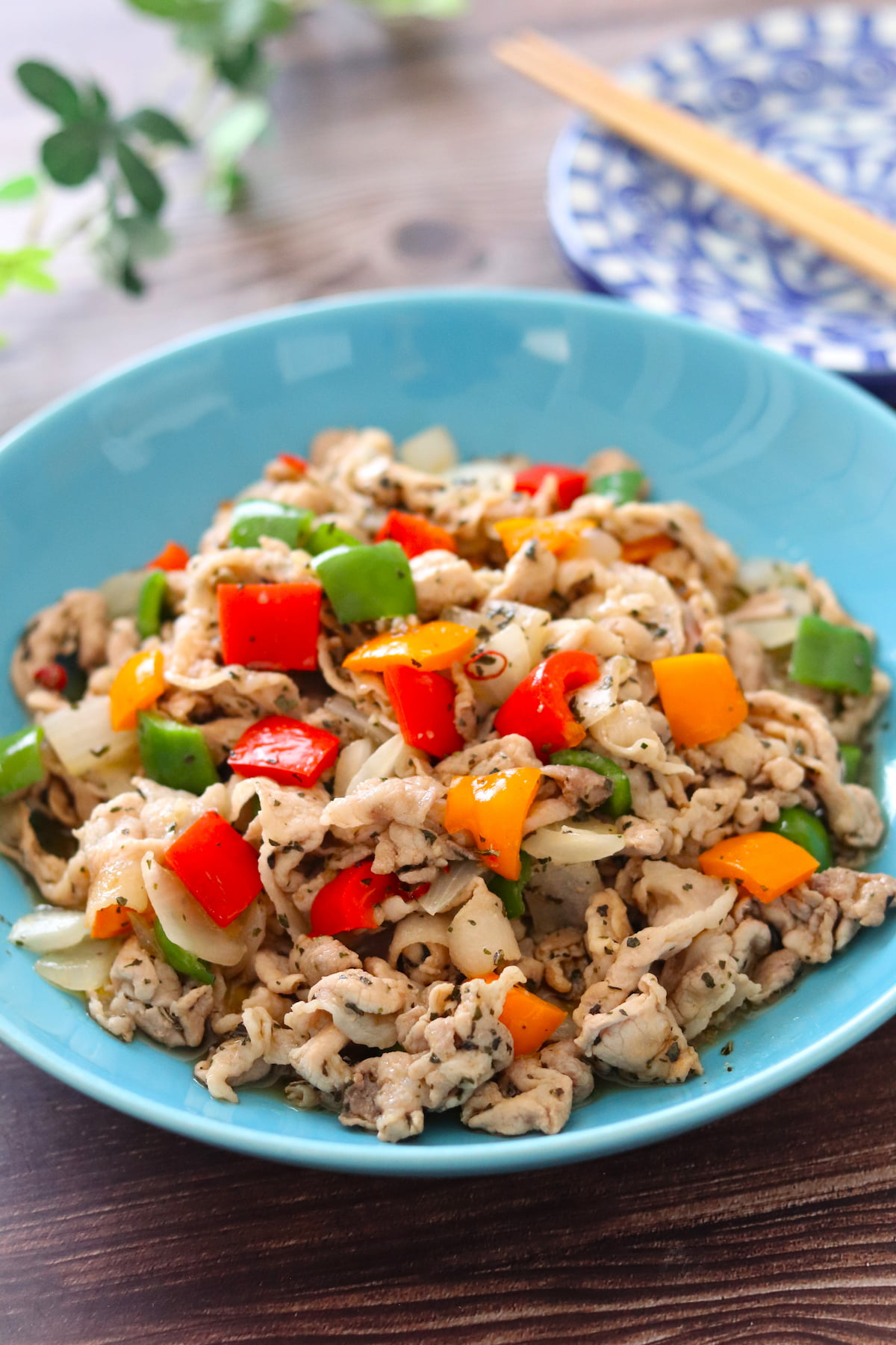 ガパオおにぎり タイ風鶏とバジルの炒め物混ぜご飯目玉焼き乗せ～食べること＝生きること