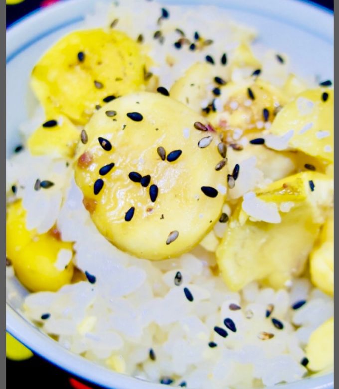 秋の味覚が届きました🌰 さっそく「ゆで栗」と「栗ご飯」に。 栗ご飯は皮むきが面倒だけど、やっぱり生栗から作るとホクホクして美味しい。栗秋の味覚栗ご飯ゆで栗旬の食材