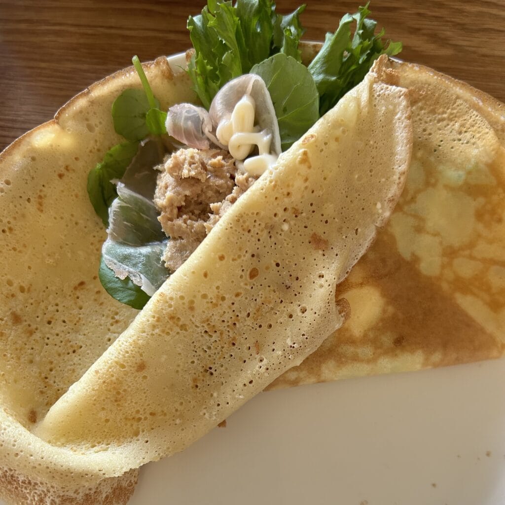 しょっぱい系のクレープ⁡ Miru's Mealのごはんクレープとは しょっぱい系クレープのこと ⁡米粉生地なので、ごはん感覚で食べてほしいなという気持ちで作っています🍚 ⁡ ごはんクレープを少し改良して、 ベビーリーフが入るようになりました🌱⁡ 苦味がいいアクセント