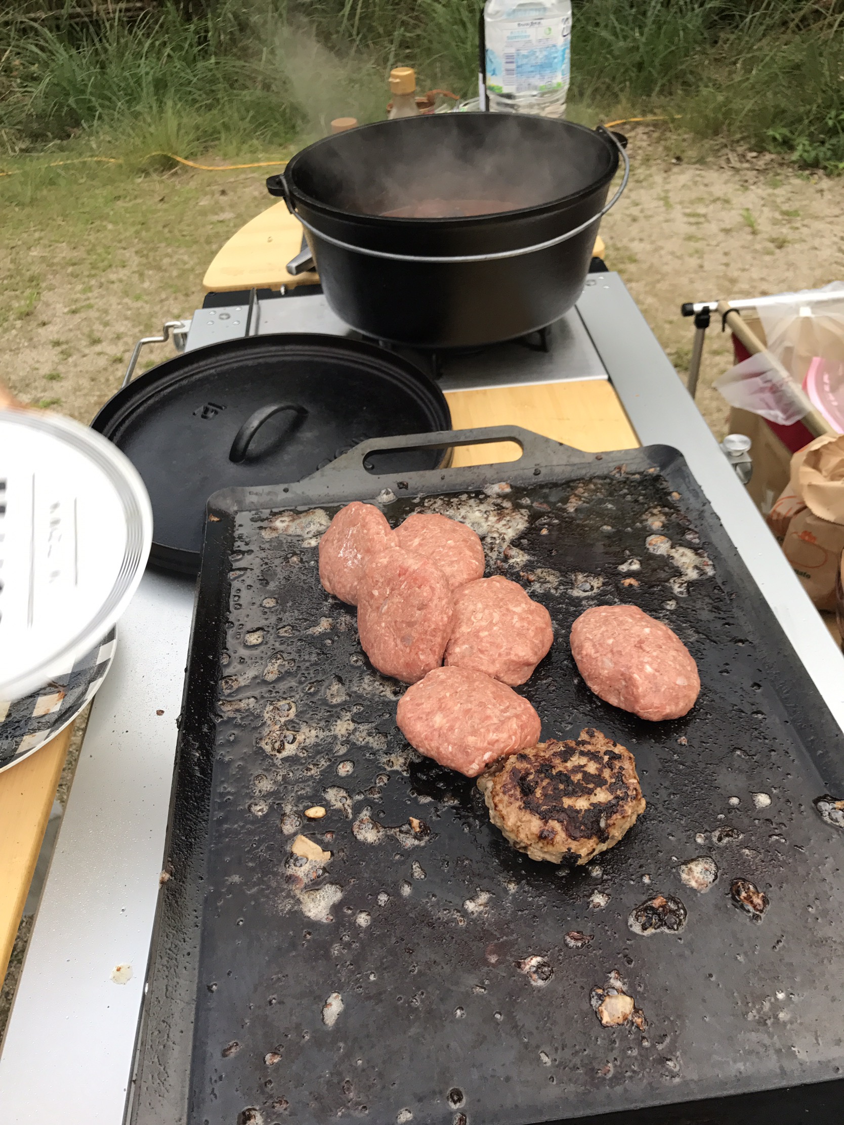 ダッチオーブンで作るモツ煮込みの作り方 - つくる楽しみ