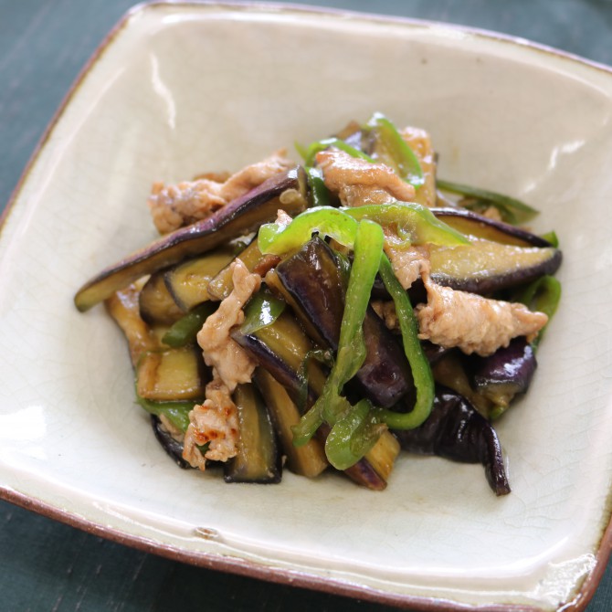 レンジで時短♪「なすとピーマンの豚キムチ炒め」