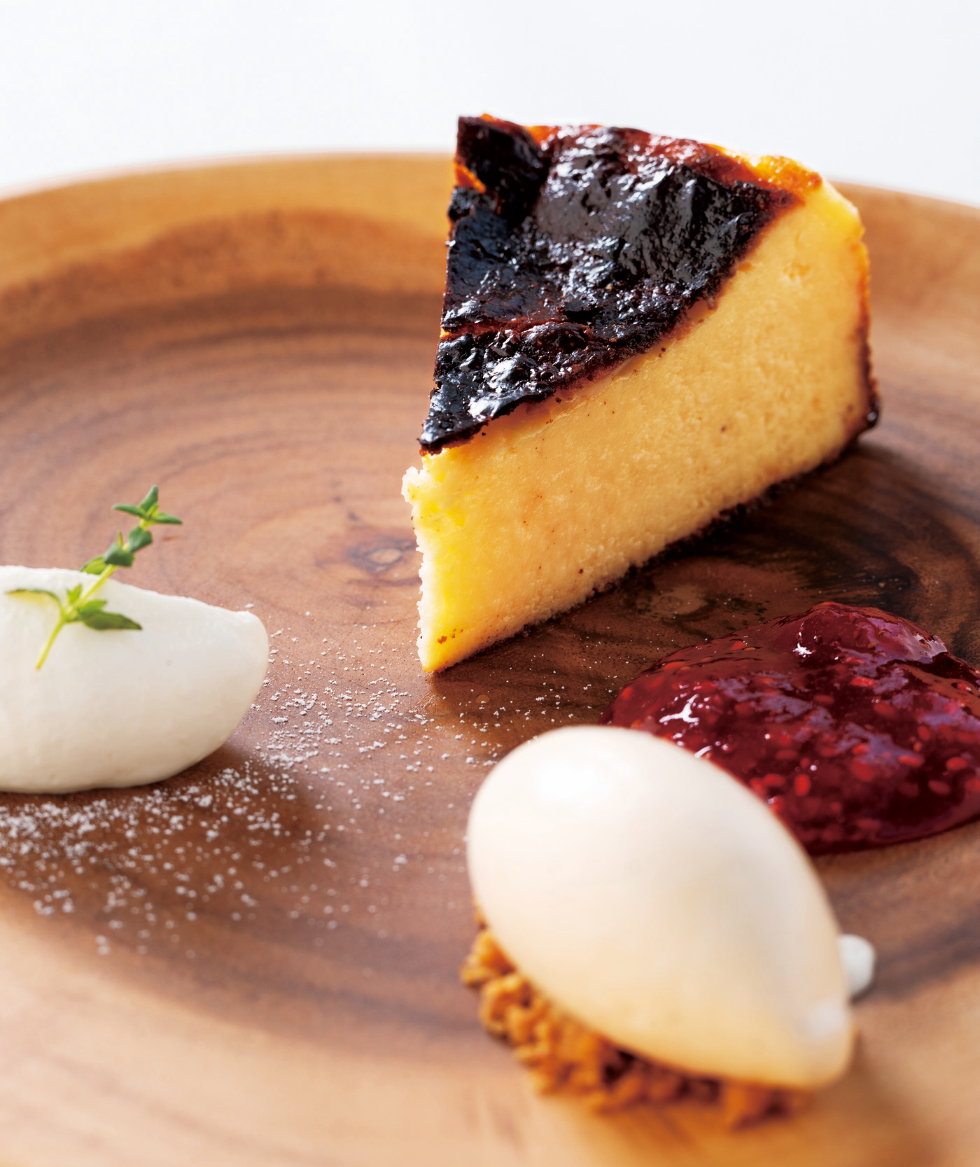 バスクチーズ 盛り付け編 試行錯誤しながらかざってみました☺︎ 参考にしたレシピが柑橘系を使ったものだったのでオレンジが香るバスチーに仕上がりました！しっとり、なかはクリーミー！ おいしくできたー✨ 果汁を煮詰めて濃縮させたソースとオレンジの皮を入れてい