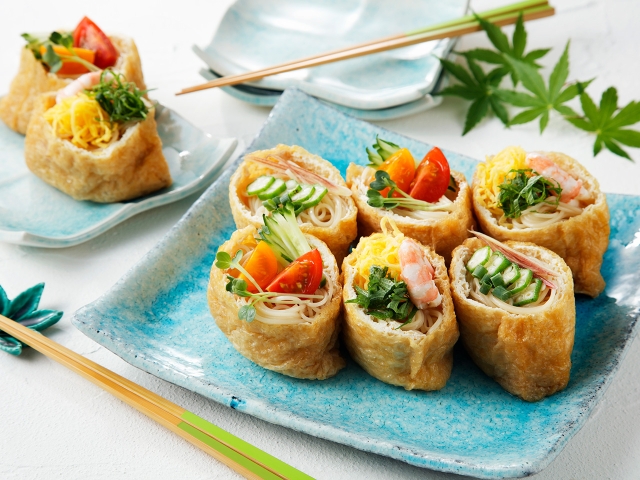 いくらのそうめんいなりレシピ , 七夕にぴったりなレシピをご紹介！, 材料と作り方はこちら↓↓, ✏️材料✏️, ・味付けいなり：6枚,・そうめん：100g, ・めんつゆ：大さじ1, ・水：大さじ3, ・白ごま：適量, ・卵：1個, ・オクラ：2本, ・いくら：適量, 🍴作り方🍴,1.そうめんを茹でて流水で洗い、水気を切っておく,