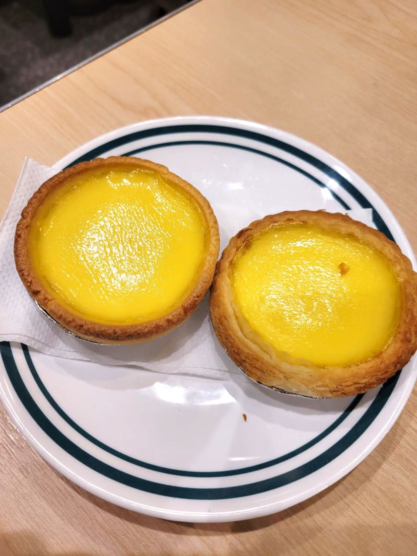 蛋撻王 キングベーカリー エッグタルト マカオ式 と醇香ミルクコーヒーです😋 ビスケット生地の香港式、パイ生地のマカオ式、その他チーズタルト もありました。肝心のお味はあっさり系のエッグタルトでした。蛋撻王餅店kingbakery蛋撻王餅店蛋撻好好吃エッグ
