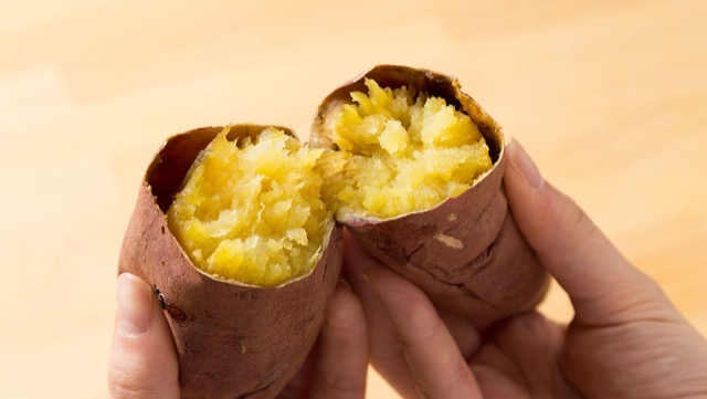 大さじ1の油 極弱火でじっくり焼き付ける!最高のカリッほくっ仕上げ♪揚げない「究極の大学芋」作ろう『あたらしい日日』こんな時代のニューノーマルな暮らし方。食と農、生活情報をお届けします