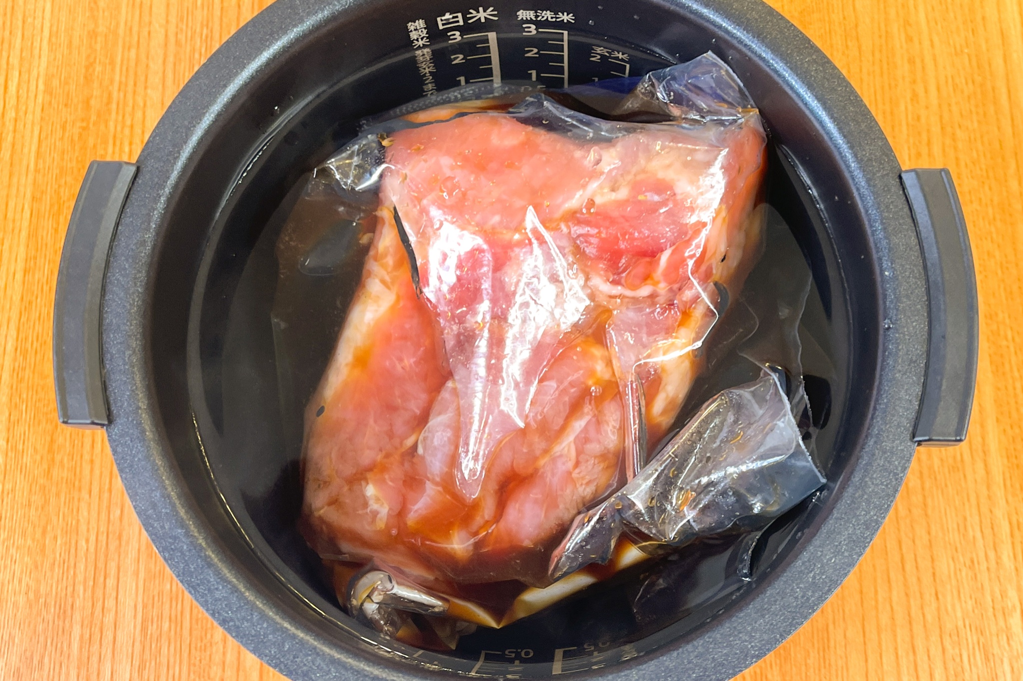 ホットクックでローストポーク作りました♪ 豚バラブロック400㌘程 2かたまり分 玉ねぎ麹 大さじ3 レモンピールandブラックペッパーふるジップロックに入れて2日程置く 内鍋に空気を抜いてジップロックごといれる MAX線まで水入れて蒸しトレイを重石にし 手動→低温調理