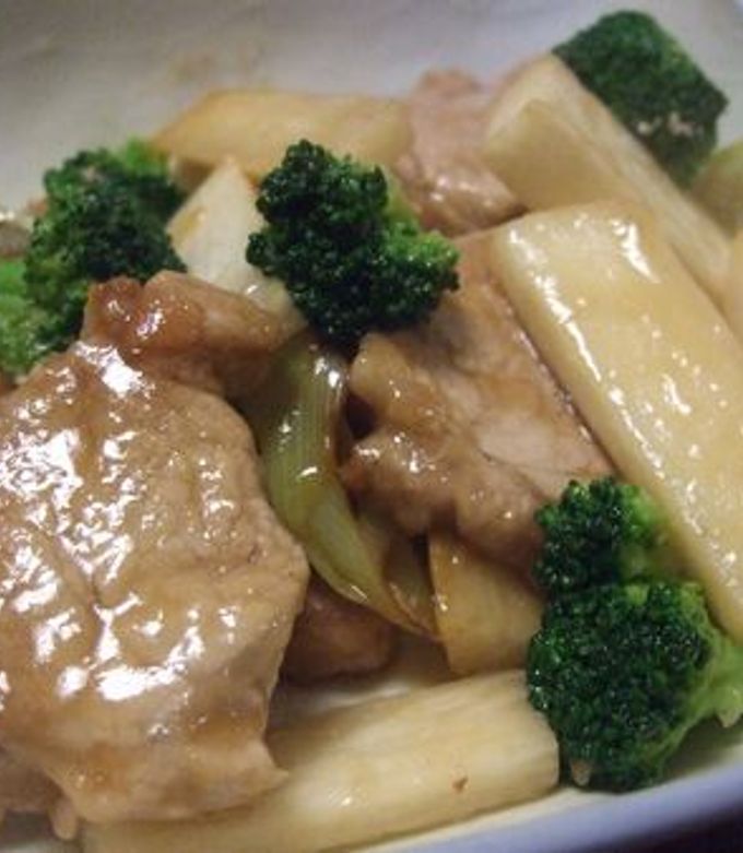 長芋と豚肉のオイスター炒め10分で完成するスピード主菜♡長芋をたっぷり使って、ホクホク食感を楽しめるオイスター炒めをつくりましたRecipe👩‍🍳 ①油をひいたフライパンで塩を振った豚肉と長芋を炒める ②調味料を加えて水気がなくなるまで炒めて完成！ 💡豚