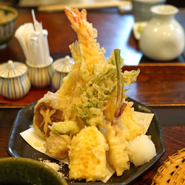 衝撃 2400円の「天ぷらそば」がヤバかった！ 突き刺さらんばかりに海老天が丼から飛び出す『尾張屋 本店』 立ち食いそば放浪記：第206回 浅草ロケットニュース24