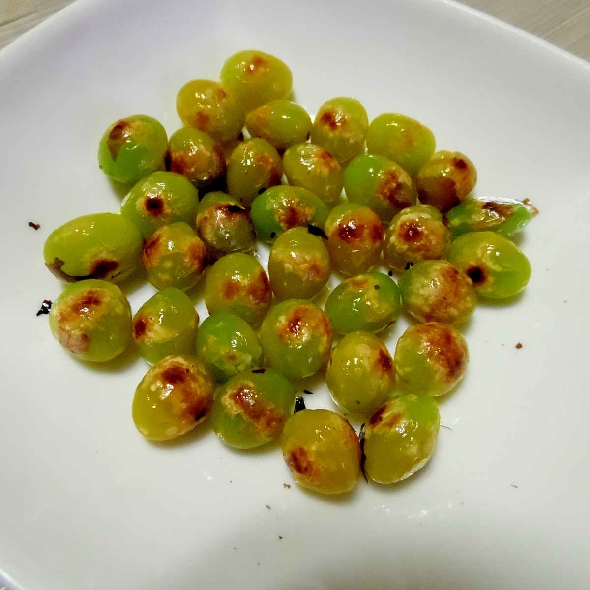 あなたも作れる本格的和食 , 今が旬の銀杏。, 簡単に素揚げにして、ビールのおつまみにも。, お弁当に入れても、秋感じますね〜！！,銀杏の殻は、包丁の背で取れます。, ☑︎銀杏の素揚げ, トントントンっと、叩いて, パチっとなったらオッケー！, 指で殻を取ります。,皮は付いたまま。, 素揚げにしていきます。, 皮が取れたら、取り出して塩をふったら完成♪, ⚠️銀杏は食べすぎ注意です。,