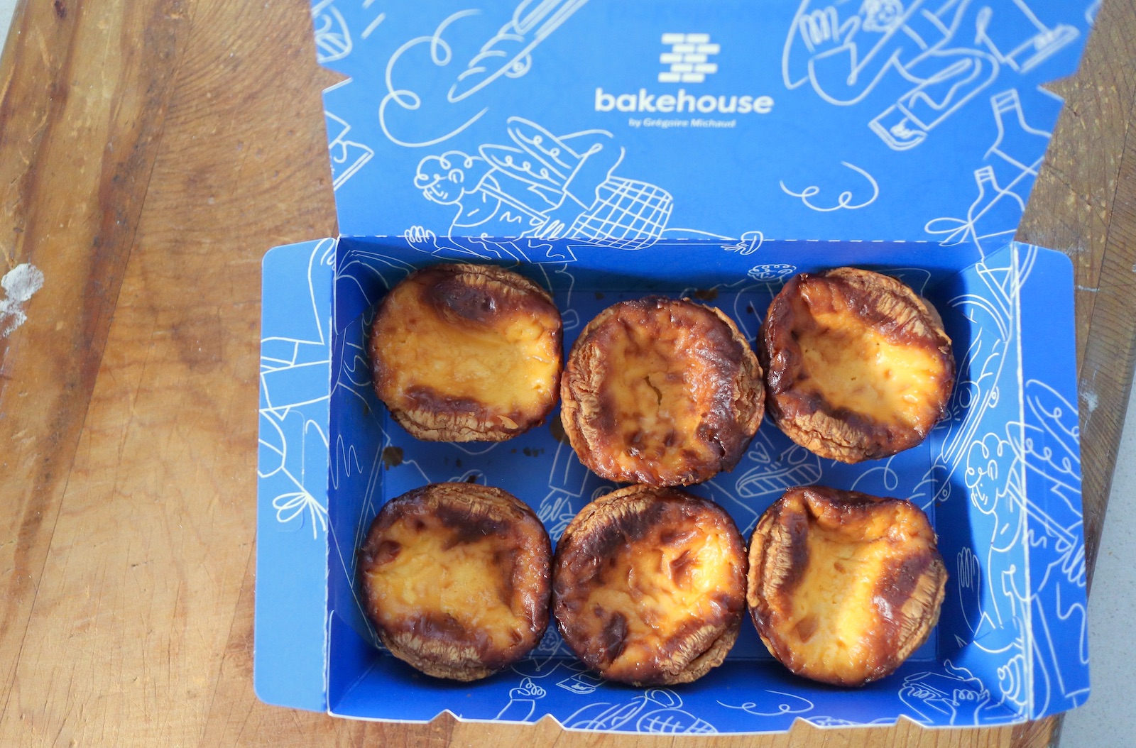 本場 香港・マカオ🇲🇴 よりも 美味しいエッグタルトが食べれると話題のお店🏠💗 ここのエッグタルトがもう絶品で初めて食べた時、言葉を失った 🙊💭ﾎﾝﾄﾃﾞｽ 全て手作業で作られる生地の サクッとほどけるような食感と、 中のとろ〜りとろける濃厚なアパレイユ 卵黄クリーム が相まった濃旨スウィーツ🥧🌟 完全手作りのため一度に大量生産できないのもあってエッグタルトの出来立て率もすごい👏🏻