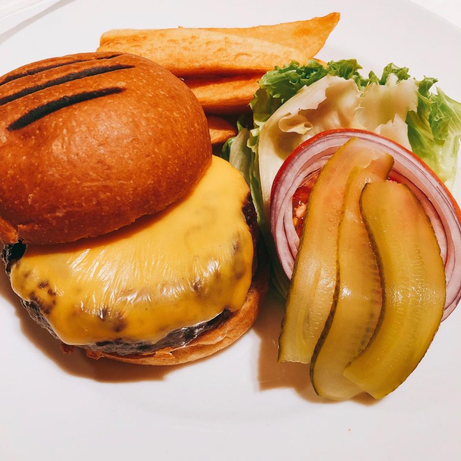 肉汁とチーズのハーモニーが食欲を刺激する 連休中に行ってみたい沖縄の人気ハンバーガー店 - 琉球新報デジタル