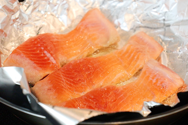 失敗しない塩鮭の焼き方 フライパンで簡単！ふっくらやわらかに焼き上げるコツ - くふう トクバイニュース