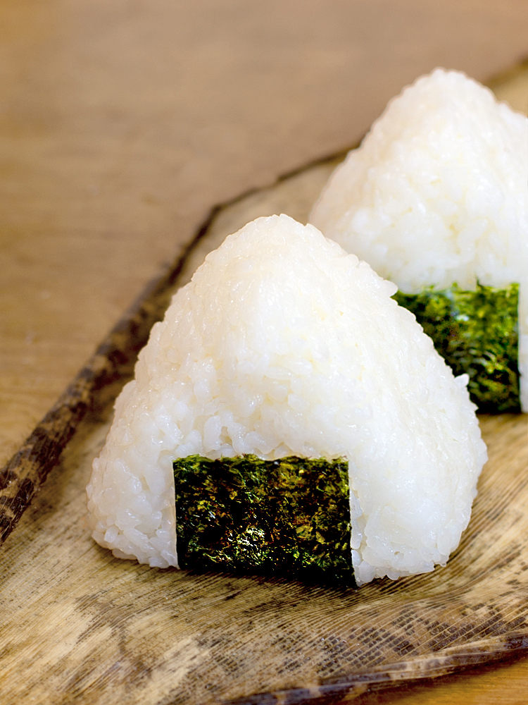 アウトドアで手を汚さず食べられる、おにぎりの作り方３選料理・レシピBE-PAL キャンプ、アウトドア、自然派生活の情報源ビーパル
