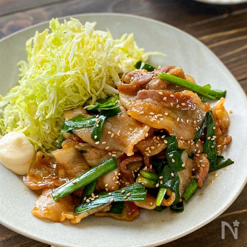 豚バラ肉のスタミナニラ玉炒めです。クラシルで4.4という高評価レシピです。その通り、とても美味しく出来ましたー😋バラ肉のスタミナニラ玉炒めクラシル