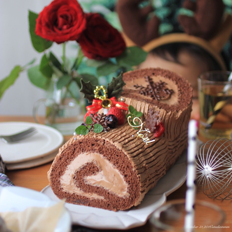 楽天市場 クリスマスケーキ 予約 2025 ブッシュドノエル 19cm目安・4人、5人、6人分ブッシュ・ド・ノエル ロールケーキ チョコレート ケーキ 切り株 クリスマス ケーキ 人気 絶品 お取り寄せ スイーツ 飾り キャラクター かわいい おしゃれ 送料無料 広島 お届け