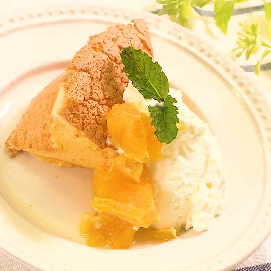 ふわしと米粉シフォンOREO お菓子の定番の美味しいオレオをシフォンケーキに入れちゃうなんて〜❗️出来立てはオレオ部分がサクッとしてまーす。もちだパン教室 @home_made_bread_orangeおうちパン おうちスイーツおうちケーキ米粉オレオシフォンケーキ