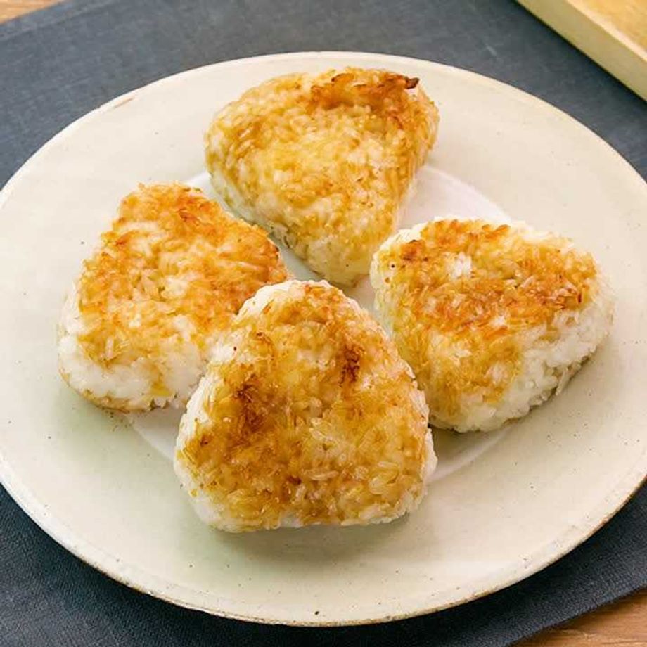 and_aladdinアラジンのある生活アラジンレシピaladdinmateアラジン公式アンバサダー @aladdin_jpn-アラジンとまるちゃんのひとり暮らしごはん- 時々無性に食べたくなる焼きおにぎり。 そういえば、ひとり暮らしになってから作ってないかも！あ〜〜そう思うと