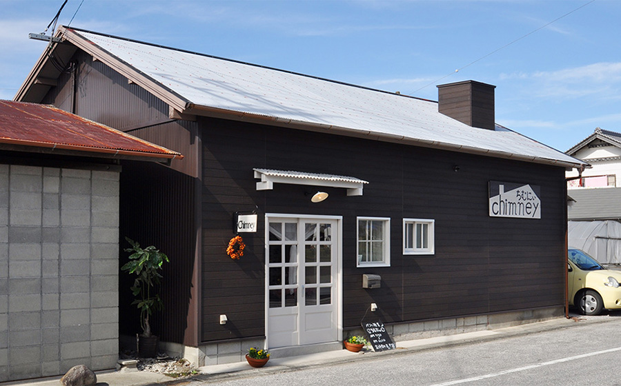 ThreeChimneys スリーチムニーズ @three_chimneys_ 大阪メトロ本町駅より徒歩5分 ランチタイムはサンドイッチ午後はアフターヌーンティー前日までに要予約そして夜は22時までやってる英国風カフェ 外観はおしゃれな一軒家のような建物中はアンティークな家具や