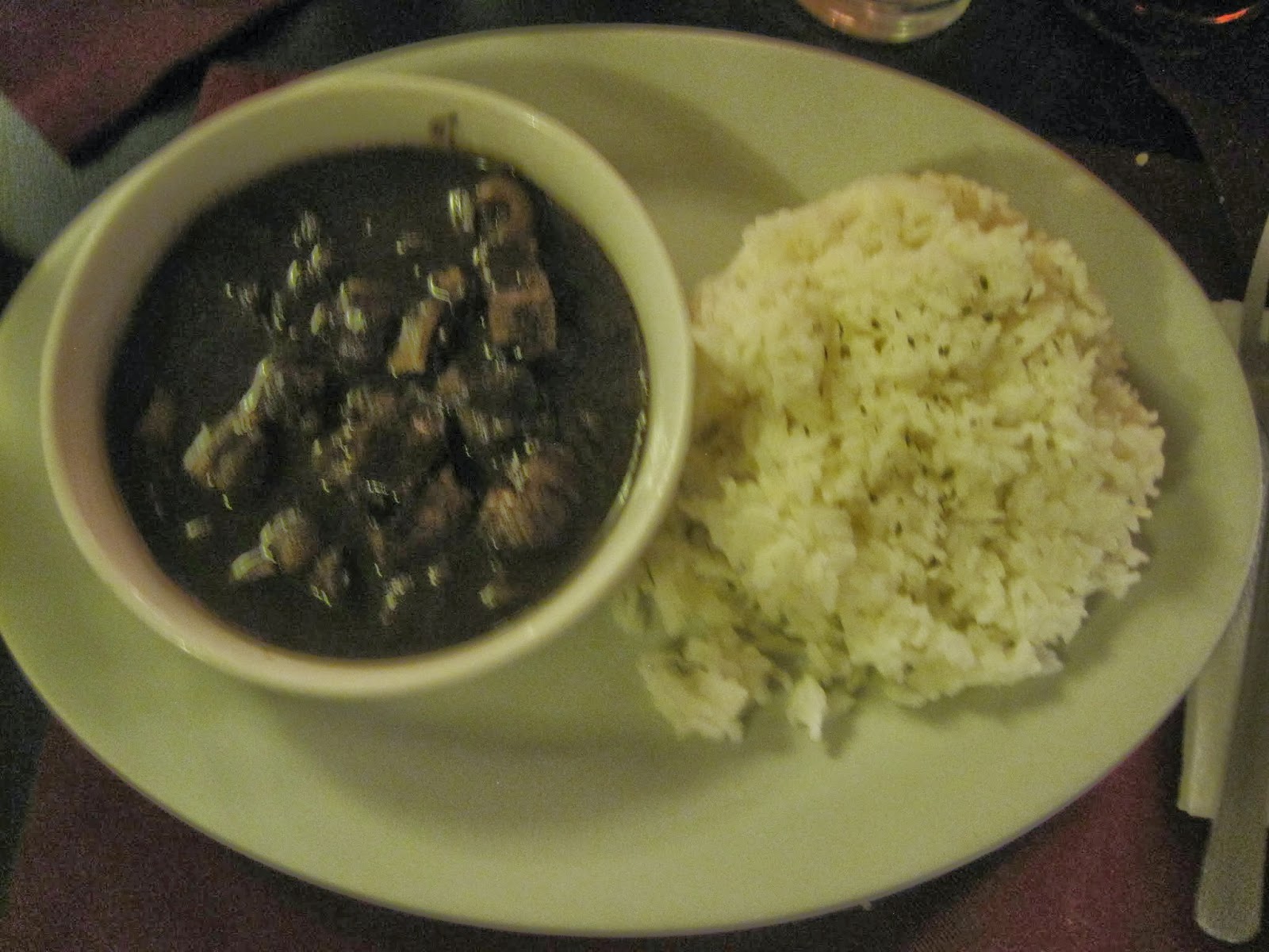 Dinuguan ディヌグアン 今日の夕飯はお友達からいただいたディヌグアン。ディヌグアンは豚の血で煮込んだ料理。今回は心臓とホルモンを煮込んだそうです。おいしくいただきました。フィリピンショップに行けば、豚の血を買うことができます。でも私は作ったことがないです