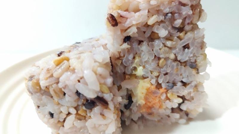 12月27日夕食 セブンイレブン 雑穀米おむすび 2個生姜じゃこ・鶏そぼろ : ライトベイダー Lightvader のグルメ日記