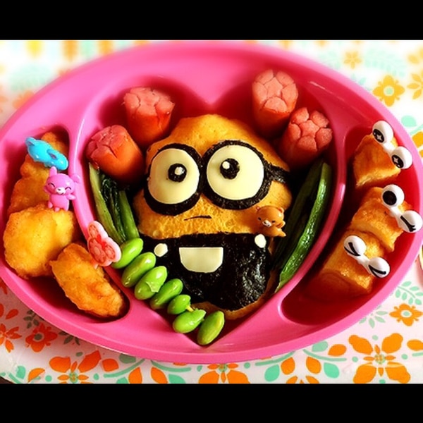 ミニオンオムライス作ってみました〜🤣✌️ 最近、購入した商品も添えて〜笑 ケチャップで絵を描くのは個性が出て楽しい!!!笑私は右側を作りました🤣🤣 私、普段オムライス作る時は、卵は薄焼きにせずに、トロトロくらいでチキンライスの上にのっけるだけなのですが