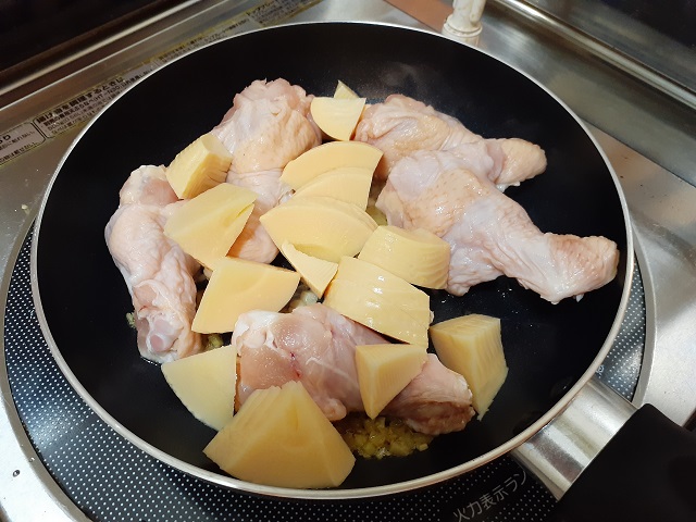 タケノコと鶏手羽のニンニク醬油煮込み