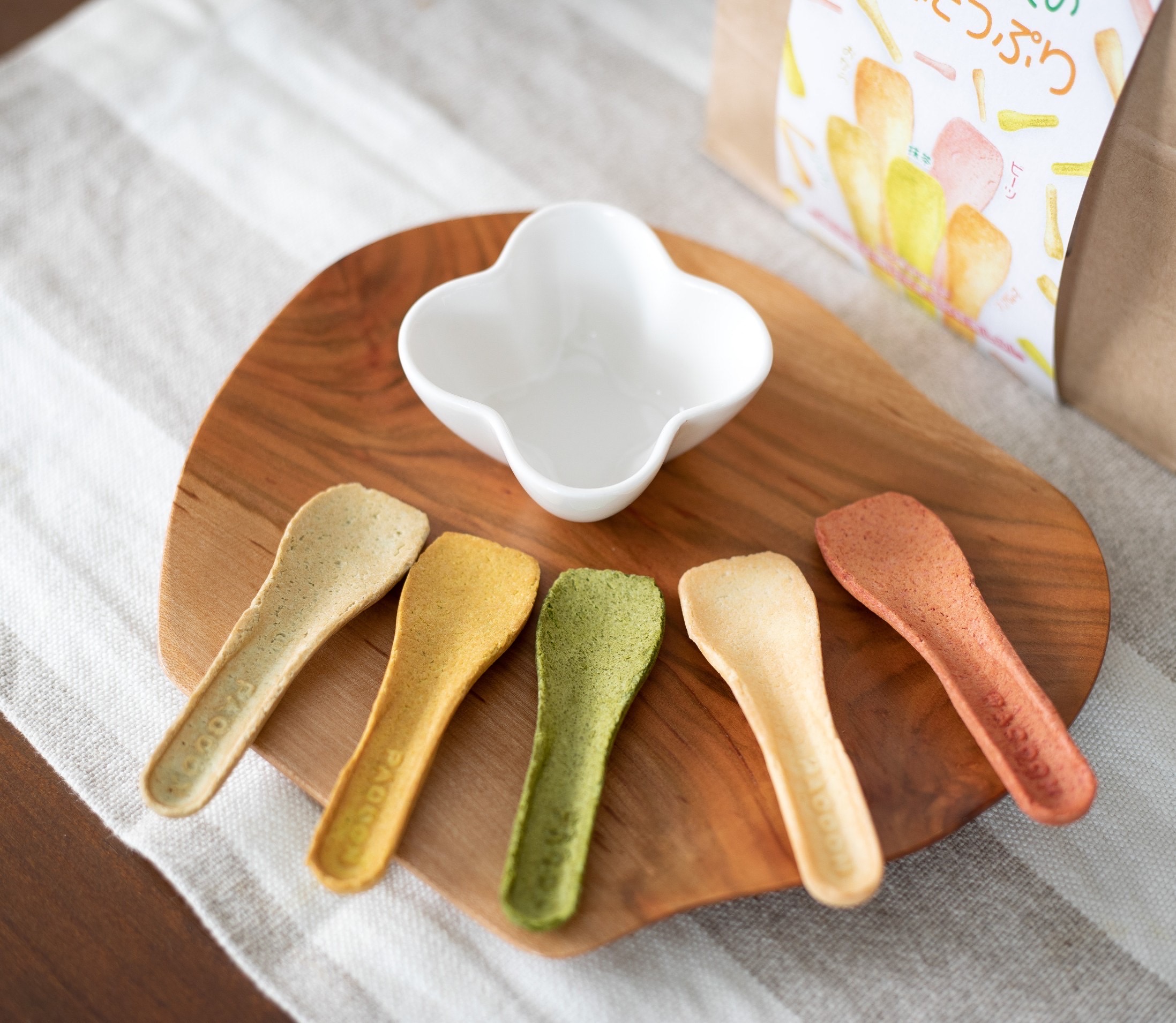 スプーンを持つ女性 11004014850 の写真・イラスト素材アマナイメージズ