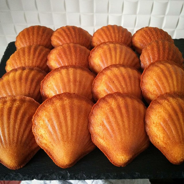 明日の私に焼くお菓子 01：小堀紀代美さんがお菓子を作るきっかけに？ レモンが香るマドレーヌのレシピ - 北欧、暮らしの道具店