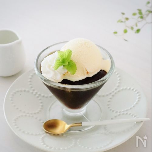 コーヒーゼリーパフェ始まりました♪ 暑い季節にぴったりの、スイーツいかがですか？ コーヒーゼリーとムースの層に、お店特製のキャラメルナッツやバナナ🍌そしてミルクソフトにエスプレッソをかけた、大人な人気のパフェになっております✨ 暑い季節限定のパフェになっ