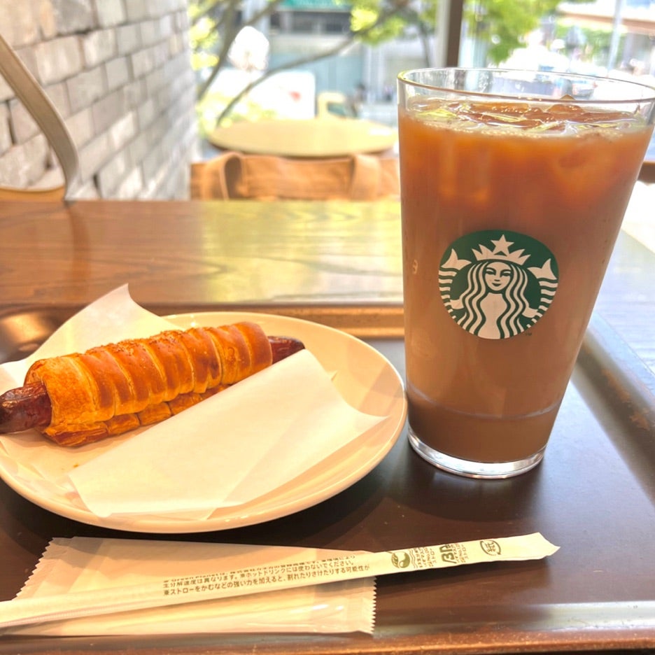 スタバ行ったらいつもコレ！パン屋さんで売ってそうな「やみつき惣菜パン」ソーセージのパリッと食感がたまらないの！ 実食レビュー