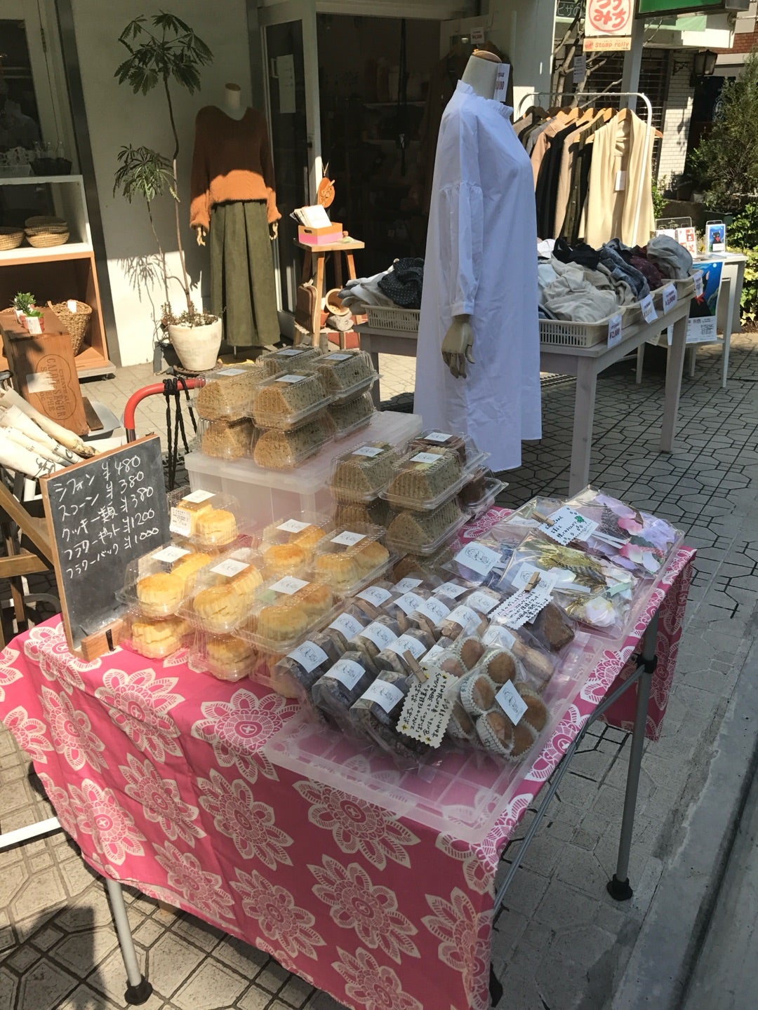 東京ハンドメイドマルシェ2024春 ありがとうございました♡ ⁡ 今回もたくさんの方にクッキーをお迎え頂いて 出発するギリギリまで焼いて良かったなと嬉しい気持ちでいっぱいです🥰 ⁡ 今回東京ハンドメイドマルシェは2回目の出店🎪 インスタで東京出店を待ってましたと