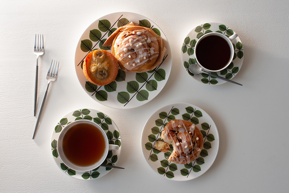 黒い背景で撮影された白いお皿に盛り付けられたクッキーとチョコレート - No: 4588284写真素材なら「写真AC」無料 フリー ダウンロードOK