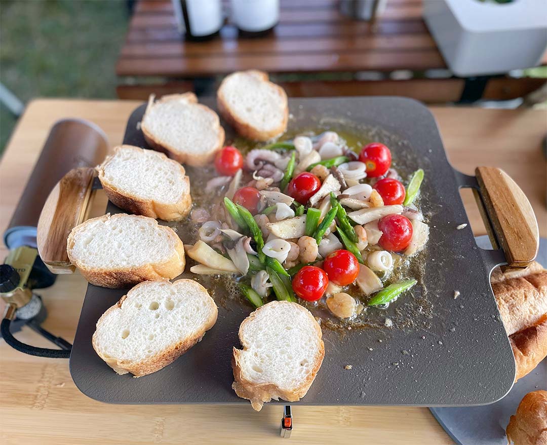 簡単キャンプ飯19 簡単カマンベールアヒージョの作り方♪ ソロ & ファミリー おすすめ簡単キャンプ飯✨ withスキレット ☆Japanesecamping food - YouTube