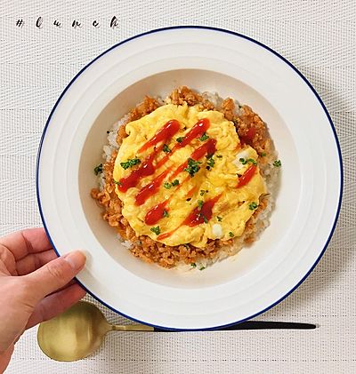 豚ひき肉のとりたまあんかけ😌@dokin.s.setuyaku さんの投稿をお借りしました \ぱぱっとランチに!お夜食に!子供が喜ぶ丼シリーズ! ほんのり甘めのあんが、とっても 美味しい ♡︎  息子たちががっついて食べた 丼です *^^*※少食の方だと、2人分になります